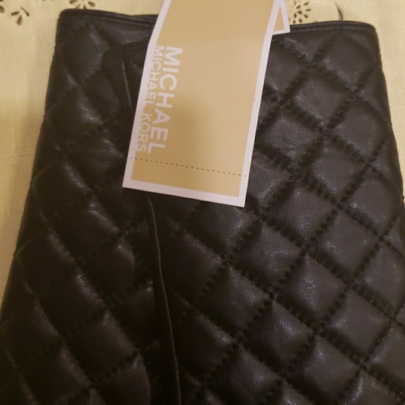 Michael Kors QUILTED LEATHER fashion tech gloves.  - Picture 3 of 3